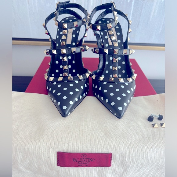 Very Elegant Valentino Garavani Classic Rockstud pumps! Brand new in box! 38.5 - Picture 13 of 16